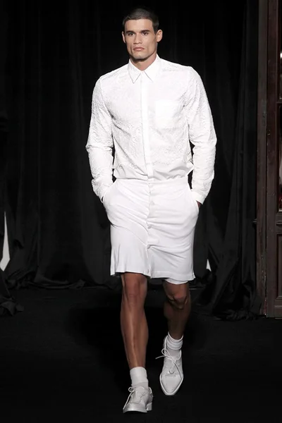Look 10
